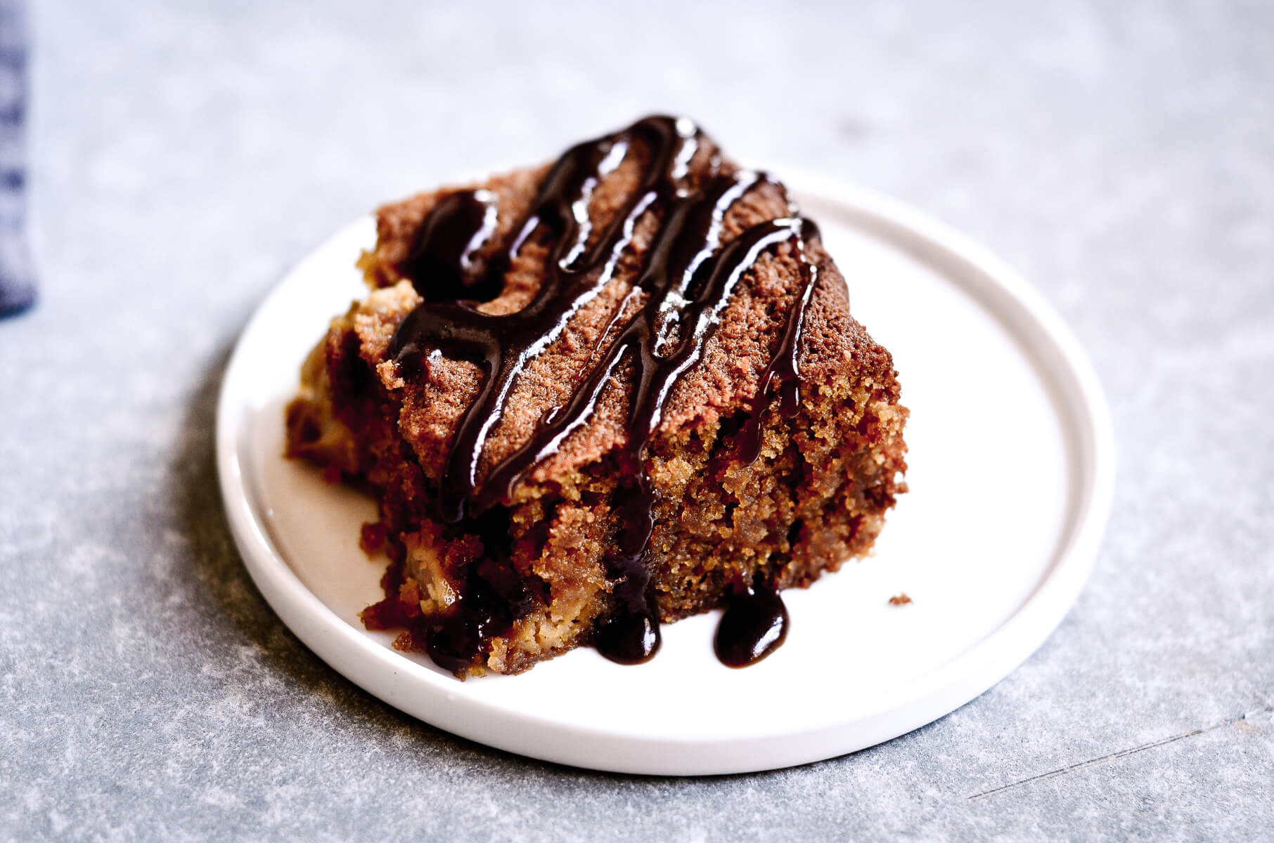 Paleo, gluten free, grain free, healthy salted caramel apple blondies. Easy healthy paleo apple dessert recipe. Dairy free & refined sugar free caramel sauce.