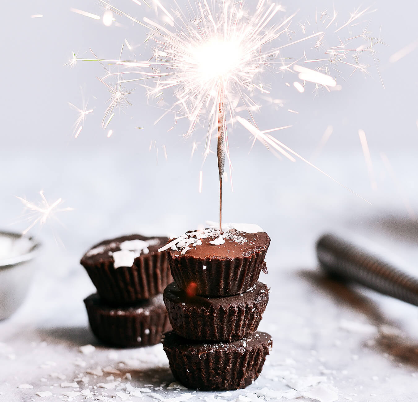 Make in Minutes! healthy 3 ingredient paleo fudge. Best vegan Christmas chocolate desserts.