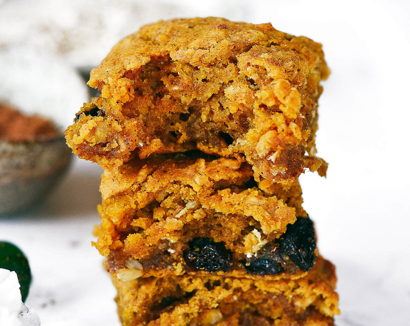 Best gluten free oatmeal pumpkin bars with raisins and chocolate! best gluten free breakfast ideas. Easy healthy recipes for breakfast. Healthy gluten free snack. Best pumpkin recipes. Chocolate oatmeal bars. Easy gluten free cookies.