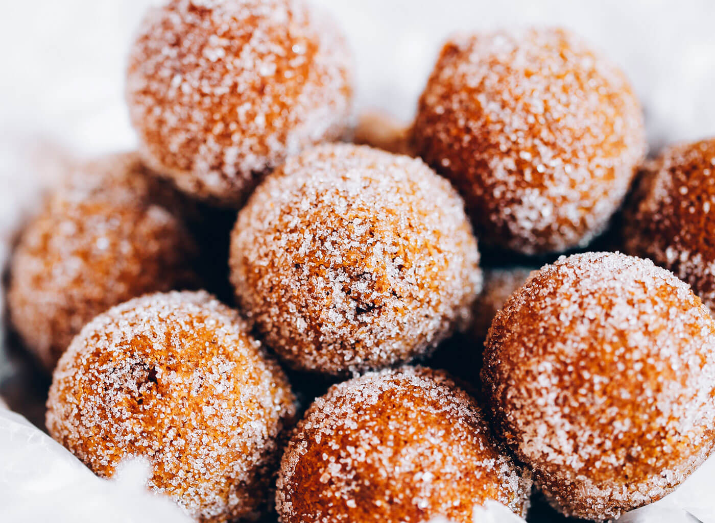 Cinnamon Sugar Paleo Pumpkin Donut Holes - the perfect easy and healthy breakfast for busy, cold Fall mornings! Easy paleo pumpkin donut recipe. Gluten free pumpkin donut holes. Healthy pumpkin donuts. Almond flour pumpkin donuts. Easy Paleo donut hole recipe. Best pumpkin dessert recipes.