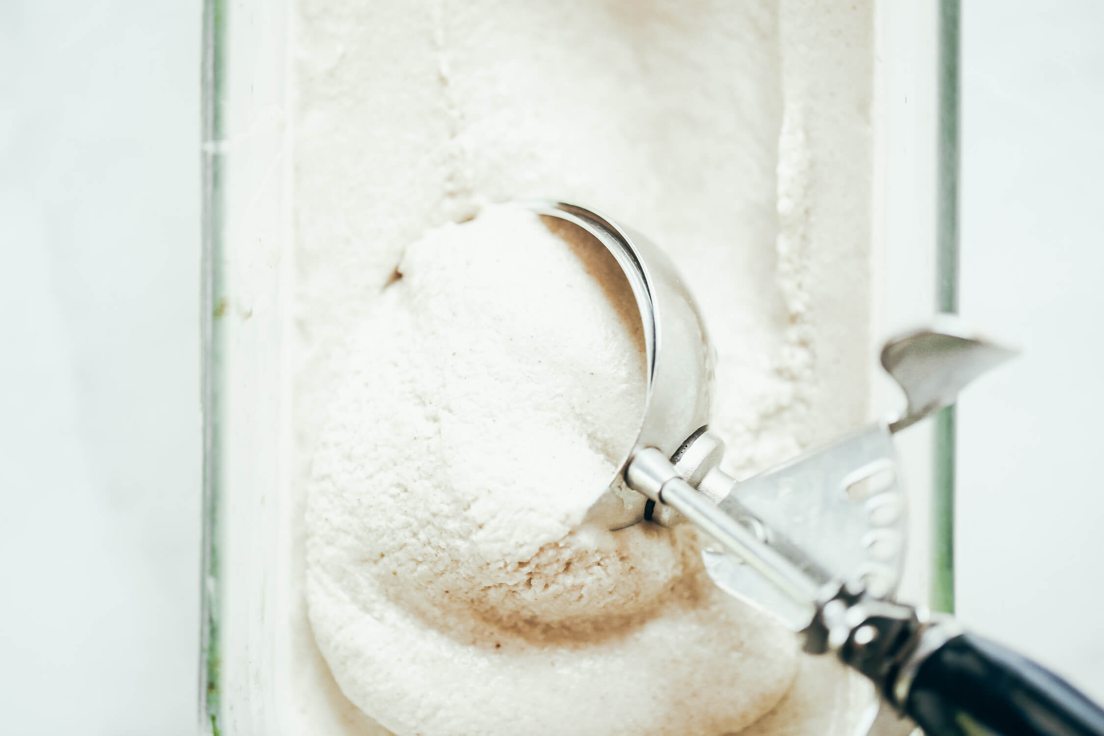 No machine needed to make this healthy vanilla ice-cream. This dairy free vegan ice-cream is made with just a blender and a metal bowl. An easy paleo ice-cream made with coconut milk and dates. Best paleo vanilla ice-cream. No churn ice-cream recipes. Easy vegan dessert recipes. Best paleo desserts. #icecream #vegan #paleo