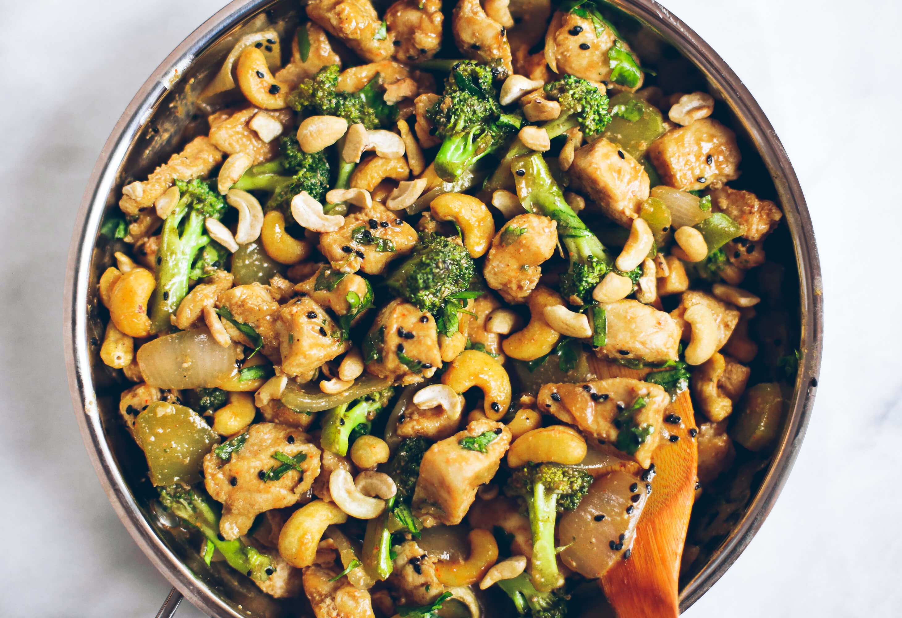 Best cashew chicken recipe and it's whole30 and paleo! This easy dinner is a family favorite- we can't get enough of this delicious and easy to make cashew chicken! Save this recipe for whole30 meal prep this week.