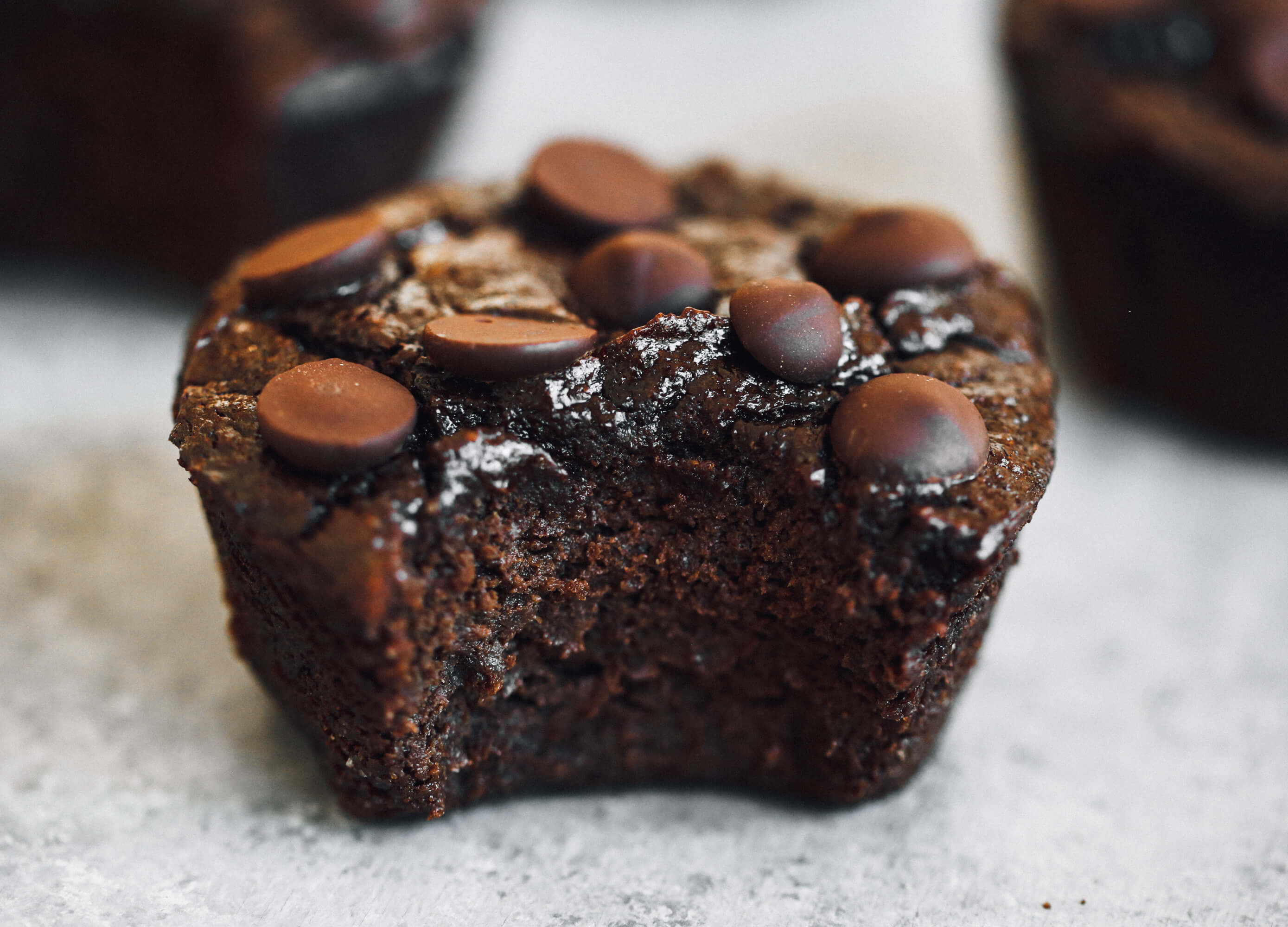Fudgey chocolate muffins made with avocado and sweetened with dates and an apple! These healthy paleo chocolate muffins taste almost like brownies and are so delicious! They can be stored in the freezer for future breakfasts or desserts. #paleo #recipes #chocolate #glutenfree #dessert #muffins